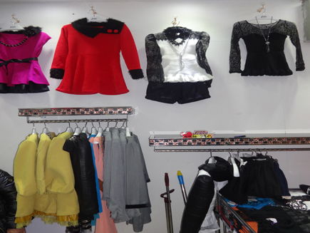 長(zhǎng)春市中東的市場(chǎng)內(nèi)有一營業(yè)中精品女裝出兌